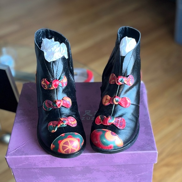 Black and Red Double bow leather ankle boots - Picture 2 of 6